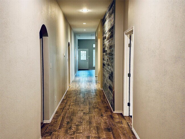 Building Photo - 5643 Walnut Glen Ln