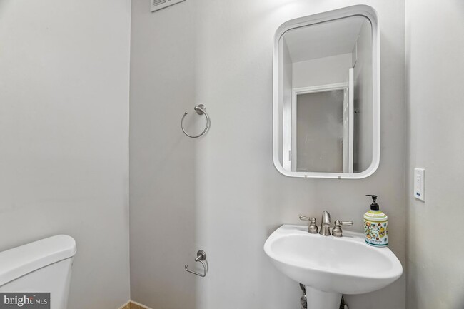 Building Photo - 1343 Q St NW