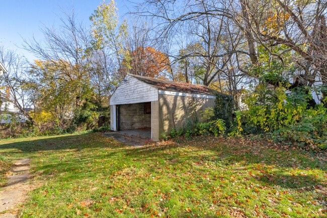 Building Photo - Single-Family House with 2BR and 1BA