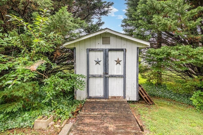 Building Photo - Coming Soon | $2,000/mo | Spacious Split-L...