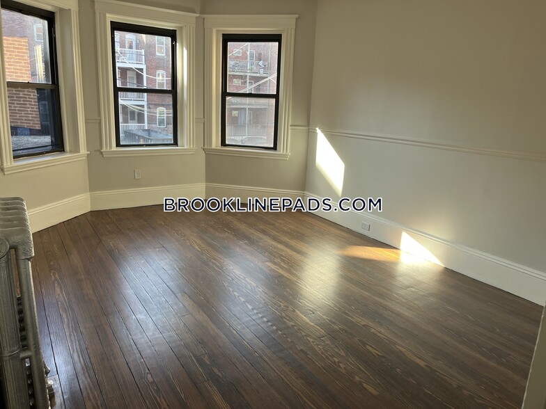 Building Photo - 1855 Beacon St