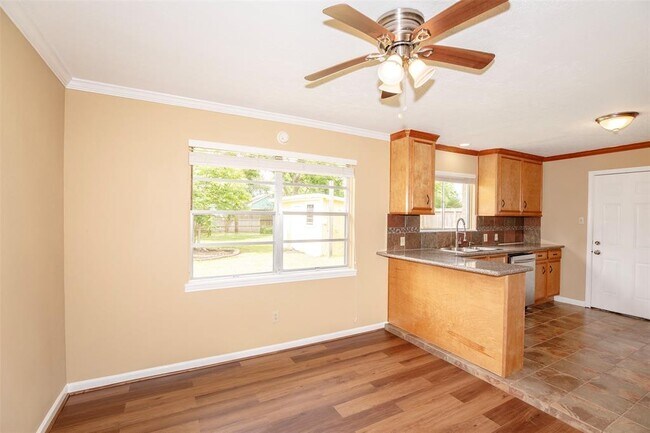 Building Photo - 2569 Cliff Dr