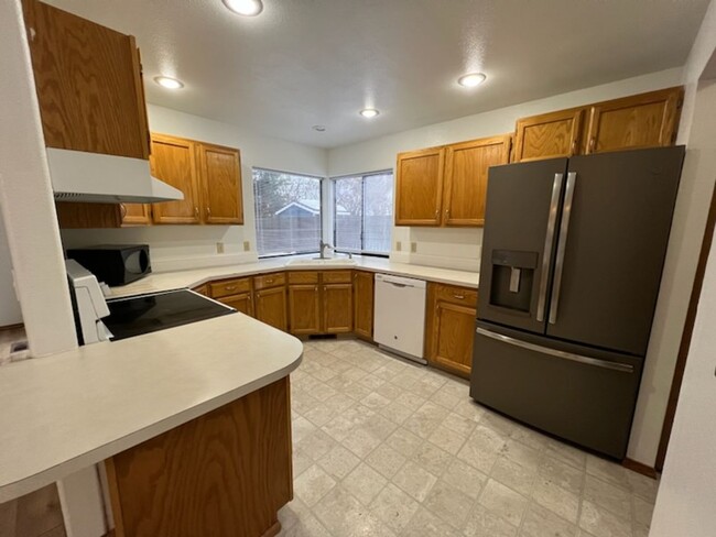 Building Photo - 3 bedroom/1.75 bath rambler style home! 1,...