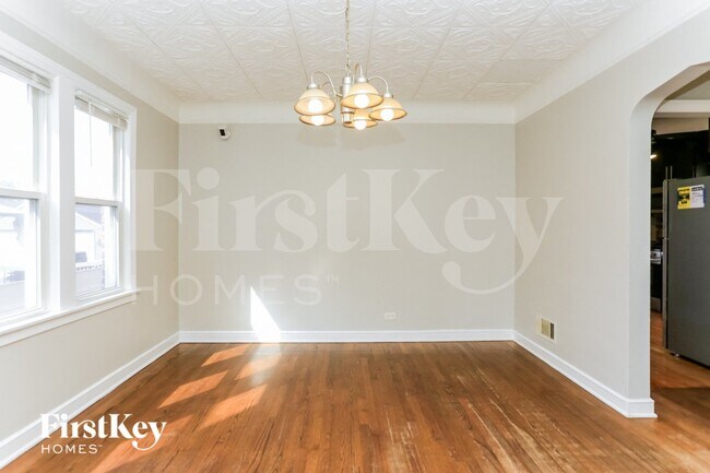 Building Photo - 8106 S Maplewood Ave