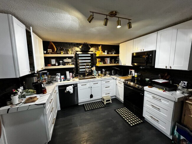 Building Photo - Pendleton Heights 4BR—Updated Historic Cha...