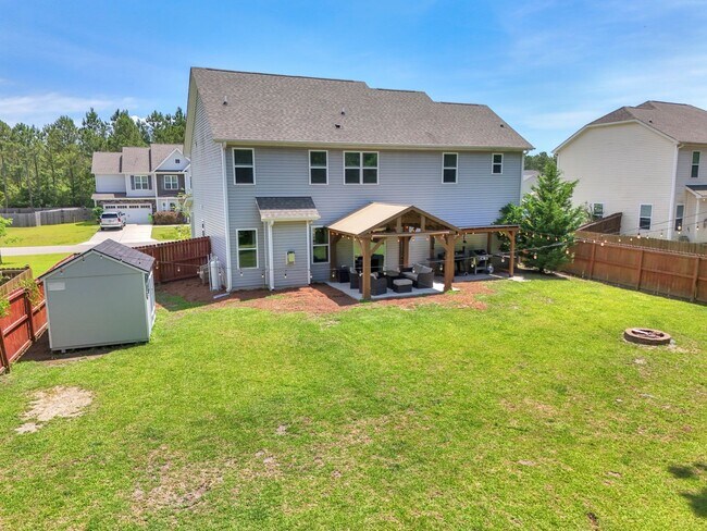 Building Photo - 4 bedroom 2.5 bathroom home close to beaches, shopping, and Marine Corps Bases.