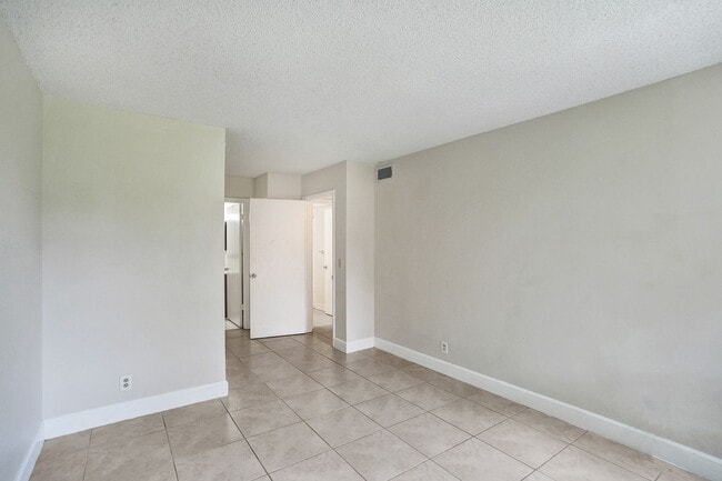 Building Photo - Updated 2 Bed, 2 Bath 1st Floor Condo with Garden Views in Lakes of Jacaranda, Plantation
