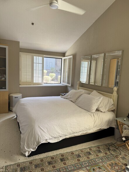 Master bedroom - 186 Pelican Ln