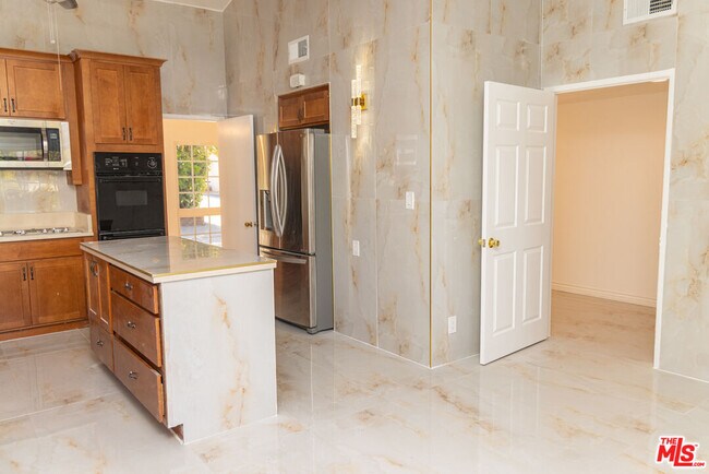 Building Photo - 24316 Burbank Blvd