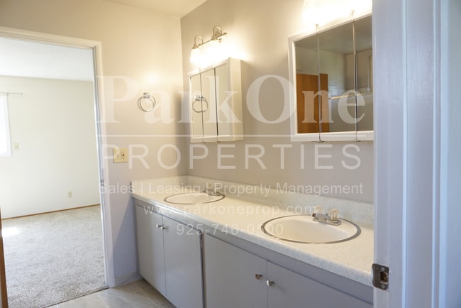 Building Photo - Beautiful 4-Bedroom Single Family Home with Spacious Yard | Great Location