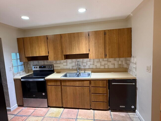 Building Photo - 817 Elm Rd