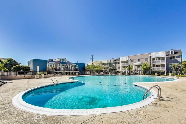 Building Photo - Light-filled 2bd/2ba right on S Four Mile Run $2850