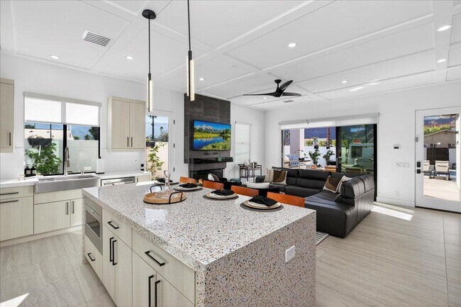 Building Photo - 51116 Avenida Mendoza