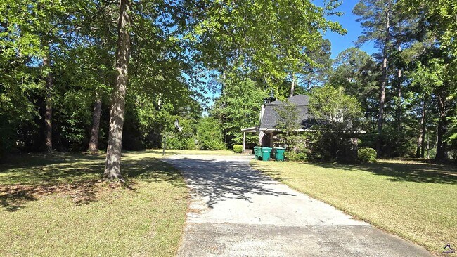 Building Photo - 201 Quail Run Dr