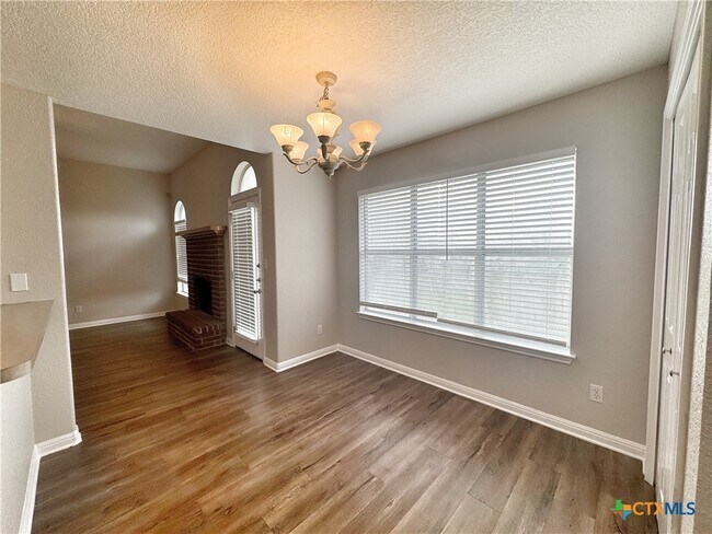 Building Photo - 521 Woodlake Dr