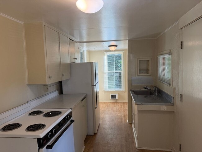 Building Photo - 2 bedroom 1 bathroom house - Close to Campus!