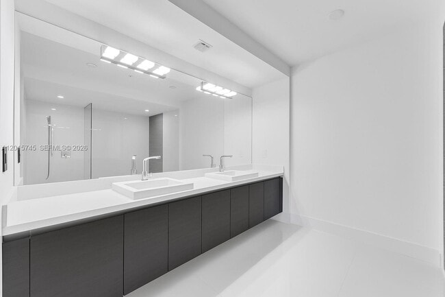 Building Photo - 300 Sunny Isles Blvd