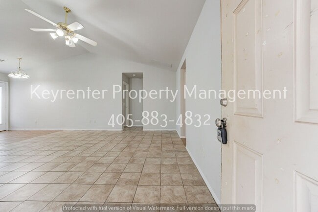 Building Photo - Cute 3BD/2BTH Duplex in Central East Norman!
