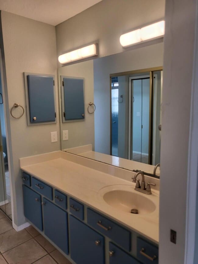 Building Photo - 837 Country Club Dr SE