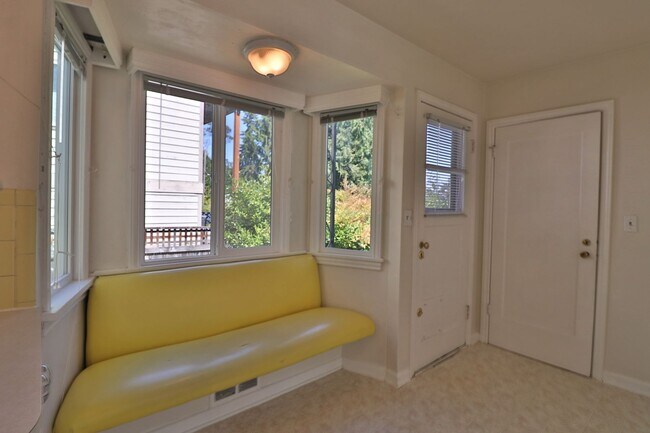 Building Photo - 2 Bedroom 1 Bathroom House in Wedgwood!