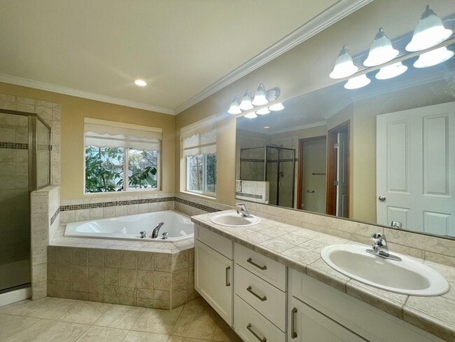 Building Photo - Charming Home in quiet Sunset Landing Community, Edmonds!