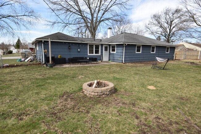 Building Photo - 124 N Holiday Dr