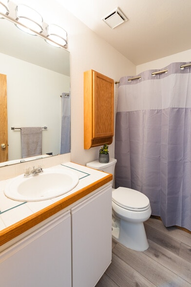 Building Photo - 11530 W 70th Plz