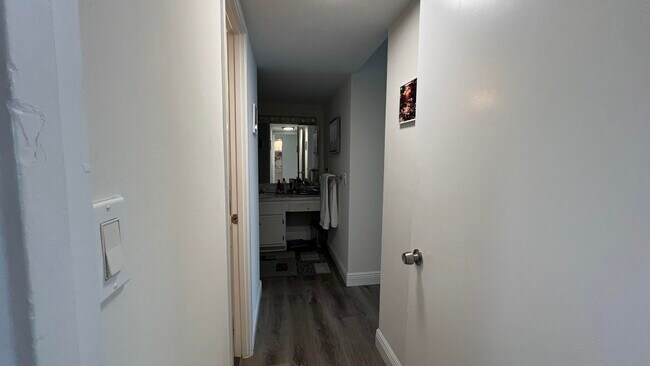 Building Photo - 1301 NE Miami Gardens Dr