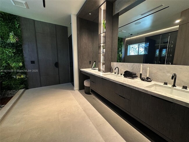 Building Photo - 1065 NE 119th St