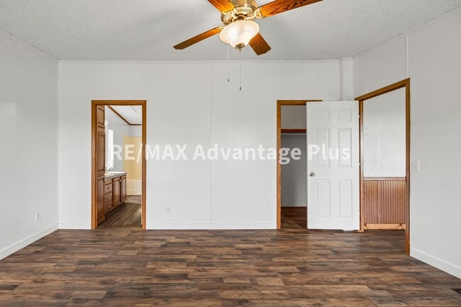 Building Photo - Spacious 4 bedroom home in private setting