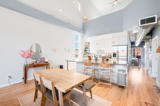 Building Photo - Furnished 2BD, 2BA Corner Unit Condo in Lowry