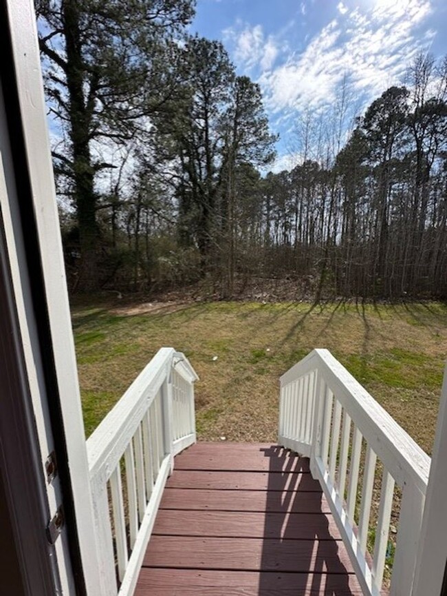 Building Photo - 3 Bedroom 2 Bathroom Duplex