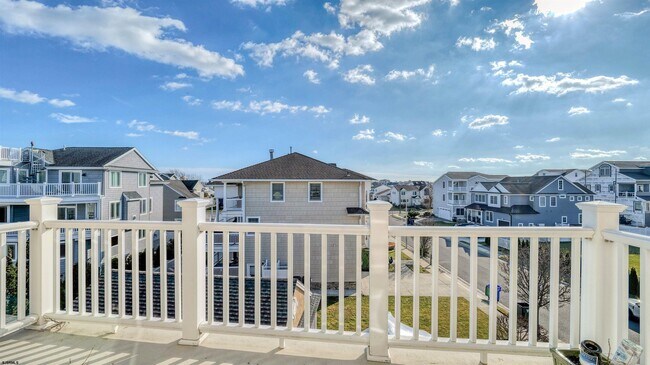 Building Photo - 909 N Cambridge Ave