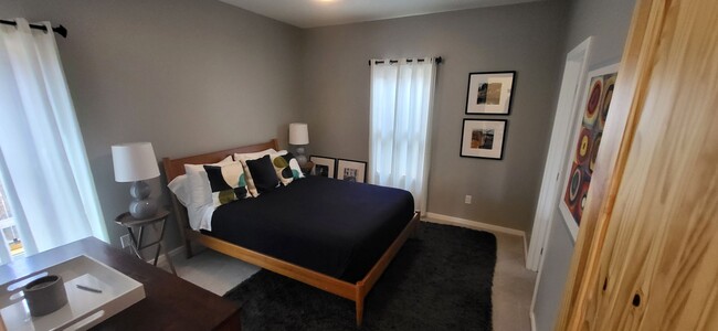 Building Photo - Furnished 3 Bed 2.5 Bath Walk to downtown-...