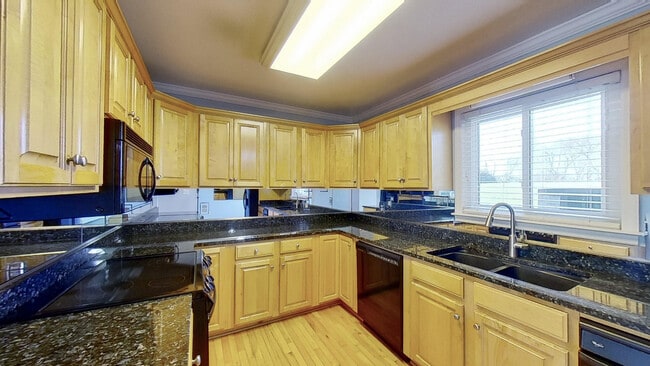 Building Photo - 690 Riverfront Dr