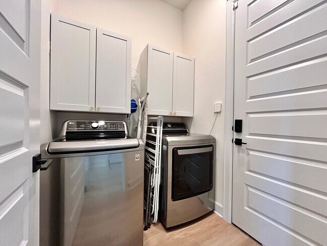 Building Photo - Spacious & Beautiful 3/BR 2/BA Two-Level Home with Garage & Fenced Yard