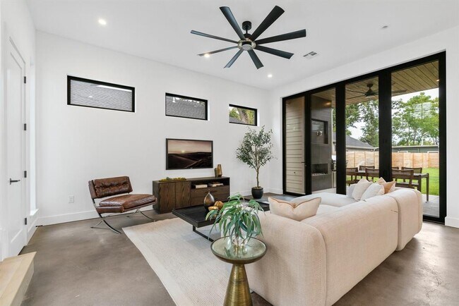 Building Photo - 603 E 47th St