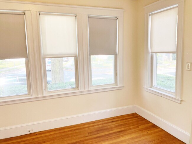 Building Photo - No Broker fee!!! Good credit & Solid incom...
