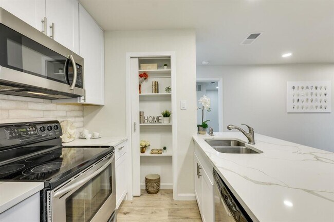 Building Photo - 8888 Tallwood Dr