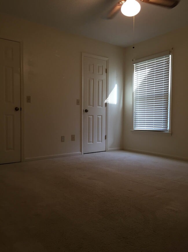 Building Photo - 47 Somerset Townhouse