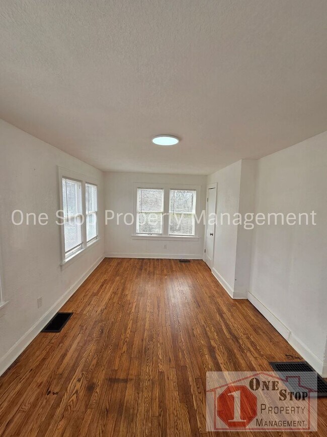 Building Photo - Beautiful 4 Bedroom 2 Bathroom in Kansas City!