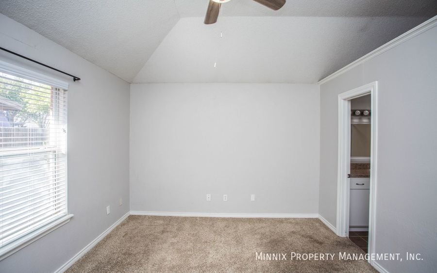 Building Photo - 6125 8th Dr