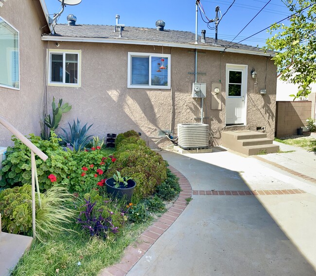 Building Photo - 19936 Saticoy St