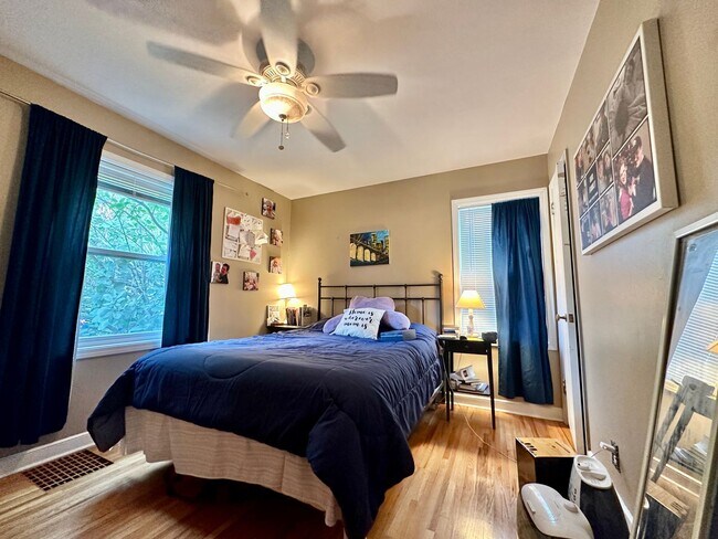 Building Photo - Upgraded 3 Bedroom Home Conveniently Locat...