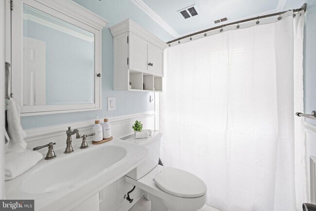 Building Photo - 3050 S Buchanan St