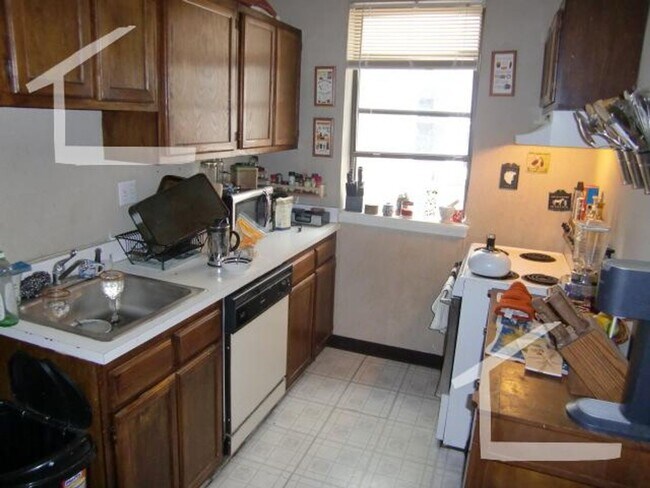 Building Photo - 327 Summit Ave