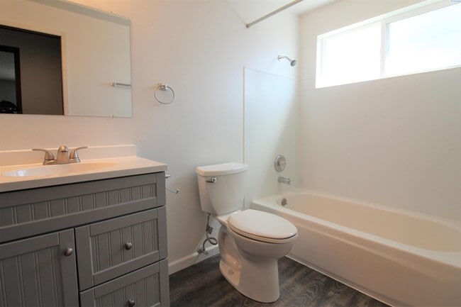 Building Photo - 2 Bed/1 Bath Central Kennewick Apartment