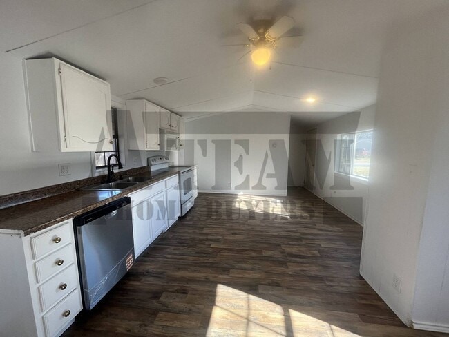 Building Photo - Cozy 2-bedroom, 1.5-bathroom home