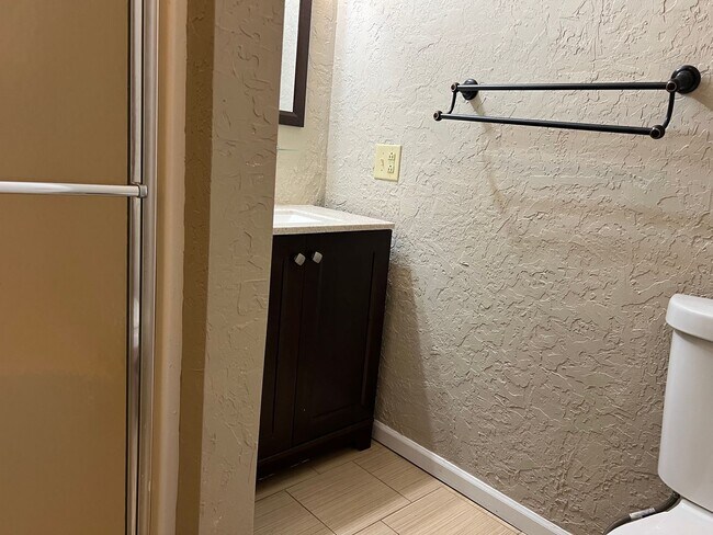 Building Photo - 3 Bedroom 2 Bathroom in Brentwood!