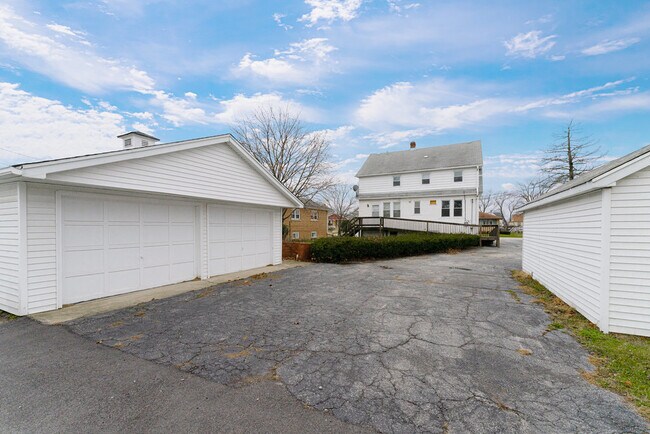 Building Photo - 14517 Blaine Ave